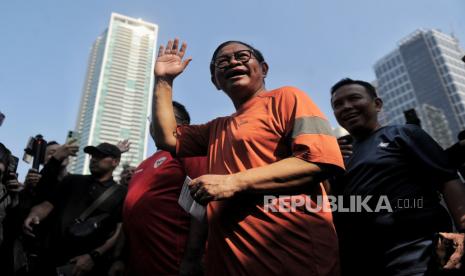 Pramono Anung dan Rano Karno menyapa warga saat berolahraga pada Hari bebas Kendaraan Bermotor (HBKB) di kawasan Bundaran HI, Jakarta, Ahad (8/9/2024).