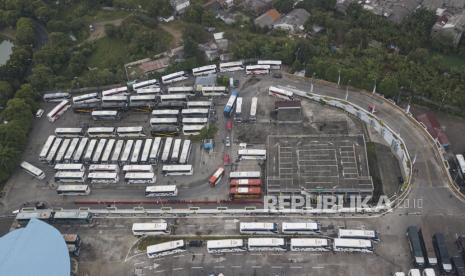 Foto udara sejumlah bus program mudik gratis DKI Jakarta parkir di Terminal Pulogebang, Jakarta Timur, Rabu (27/4/2022).Oknum Perusahaan Otobus (PO) diketahui ada yang menerapkan tarif eksekutif untuk bus ekonomi kepada calon penumpang dengan selisih tarif Rp 110 ribu hingga Rp 150 ribu lebih mahal. 