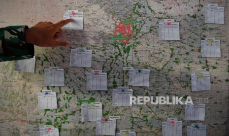 Seorang prajurit TNI AD memasang keterangan dampak gempa pada peta Kabupaten Malang di Posko Bencana Alam di Ampelgading di Kabupaten Malang, Jawa Timur, Ahad (11/4/2021). Berdasarkan data BNPB bahwa akibat gempa di Kabupaten Malang pada Sabtu (10/4) yang berkekuatan M 6,1 tersebut menyebabkan 2.848 rumah rusak yang tersebar di 16 kabupaten dan kota di wilayah Jawa Timur. 