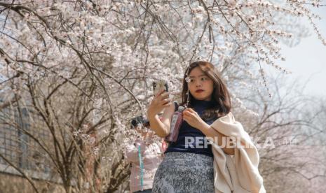 Orang-orang yang gemar berfoto selfie atau swafoto dicap sebagai sosok yang narsis atau suka pamer. Padahal menurut sains, ada alasan yang membuat sebagian orang bisa kecanduan berswafoto. /ilustrasi.