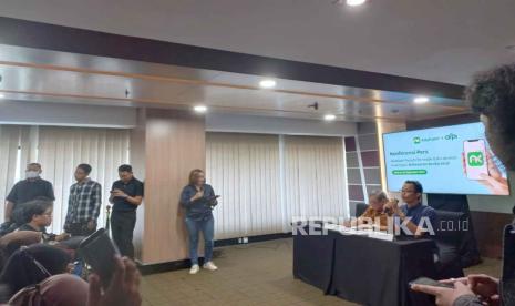 Direktur Utama AdaKami Bernardino Moningka Vega Jr ditemani Sekjen AFPI Sunu menggelar konferensi pers di Jakarta, Jumat (22/9/2023).