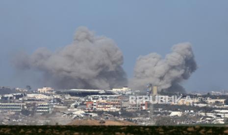 Asap membumbung tinggi di wilayah Shujaiya, Jalur Gaza, setelah serangan udara Israel, 29 Desember 2023.