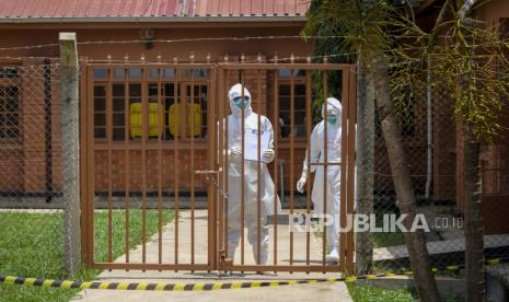 Para dokter yang mengenakan alat pelindung terlihat setelah mengunjungi pasien yang kontak dengan korban Ebola, di bagian isolasi Rumah Sakit Rujukan Regional Entebbe di Entebbe, Uganda Kamis, 20 Oktober 2022. Wabah Ebola di Uganda