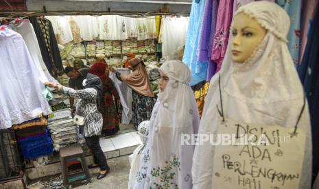 Toko perlengkapan sholat. Mukena tipis tetap sah dipakai sholat jika memenuhi beberapa syarat.