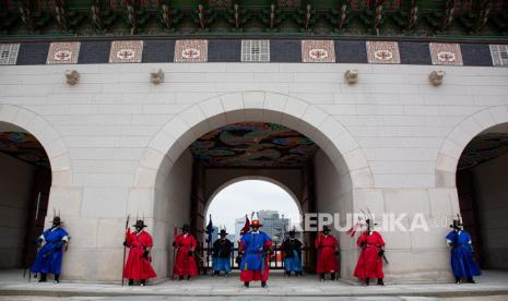  Pejabat Korea Selatan yang mengenakan seragam penjaga kerajaan tampil selama upacara pergantian penjaga di istana Gyeongbokgung di Seoul, Korea Selatan, 20 November 2020. Pemerintah Metropolitan Seoul pada 19 November meningkatkan pembatasan karena kota tersebut melaporkan kasus baru Covid-19.