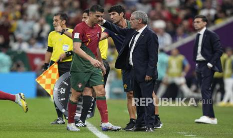 Cristiano Ronaldo Portugal, kiri, berjalan keluar setelah diganti saat pelatih kepala Portugal Fernando Santos mengucapkan selamat kepadanya pada pertandingan sepak bola grup H Piala Dunia antara Portugal dan Uruguay, di Stadion Lusail di Lusail, Qatar, Senin, 28 November 2022.