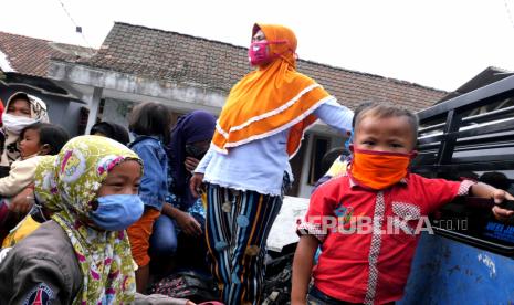 Proses evakuasi penduduk rentan di Dusun Krinjing, Dukun, Magelang, Jawa Tengah, Jumat (6/11). BPBD Jawa Tengah mulai mengevakuasi penduduk rentan yang berada di dalam radius berbahaya erupsi Gunung Merapi. Lansia dan balita dievakuasi menggunakan mobil bak terbuka menuju tempat pengungsian yang lebih aman.