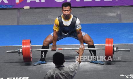 Lifter Lampung Aryanto Viki melakukan angkatan dead lift saat berlaga dalam pertandingan angkat berat 66 kg putra PON Papua asal di Jayapura, Papua, Senin (11/10/2021). Aryanto berhasil meraih medali emas dengan total angkatan 767,5 kg. 