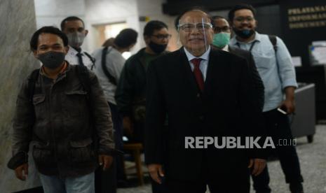 Mantan Menko Maritim Rizal Ramli usai memberikan keterangan terkait  pengajuan judicial review di Mahkamah Konstitusi, Jakata, Jumat (4/9). Rizal Ramli mengajukan judicial review UU pemilu terkait ambang batas pencalonan presiden karena dinilai telah membunuh demokrasi dan menciptakan oligarki kekuasaan.Prayogi/Republika