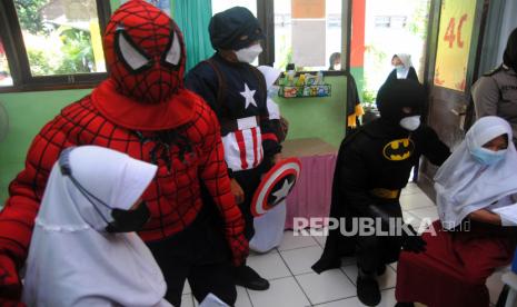 Sejumlah anggota Polresta Bogor Kota menggunakan kostum superhero saat vaksinasi anak usia 6-11 tahun di SDN Kawungluwuk, Kota Bogor, Jawa Barat, Rabu (12/1/2022) (Ilustrasi). Kapolri Jenderal Pol Listyo Sigit Prabowo menargetkan sebanyak 2,6 juta anak usia 6-11 tahun telah divaksinasi sampai akhir Januari 2022 guna mendukung tercapainya target nasional vaksinasi anak sebanyak 26,5 juta di seluruh Indonesia. 