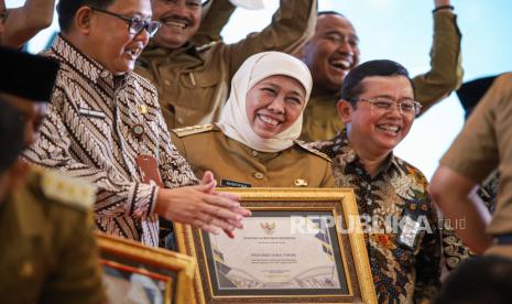 Gubernur Jawa Timur Khofifah Indar Parawansa (tengah) berfoto bersama kepala daerah penerima Penghargaan Opini Wajar Tanpa Pengecualian (WTP) di Surabaya, Jawa Timur, Senin (14/11/2022). Pemprov Jatim meraih predikat Opini WTP ke-11 kalinya dari Badan Pemeriksa Keuangan (BPK) atas keberhasilan menyusun dan menyajikan Laporan Keuangan Pemerintah Daerah (LKPD) tahun 2021. 