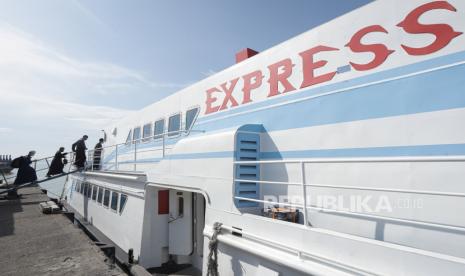 Penumpang menaiki kapal Express Bahari tujuan Pulau Bawean di Pelabuhan Gresik, Jawa Timur, Ahad (24/4/2022). Pemerintah setempat  menambah jadwal keberangkatan menuju Pulau Bawean yang sebelumnya hanya satu kali menjadi dua kali guna mengantisipasi penumpukan pemudik. 