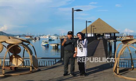 Wakil Presiden KH Ma’ruf Amin (kiri) didampingi Ibu Wury Ma'ruf Amin di Labuan Bajo.