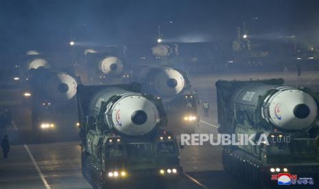  Sebuah foto yang dirilis oleh Kantor Berita Pusat Korea Utara (KCNA) resmi menunjukkan rudal balistik antarbenua Hwasong-17 ditampilkan selama parade militer di Lapangan Kim Il Sung untuk menandai peringatan 75 tahun berdirinya Tentara Rakyat Korea (KPA), revolusioner angkatan bersenjata Partai Buruh Korea (WPK) di Pyongyang, Korea Utara, 8 Februari 2023