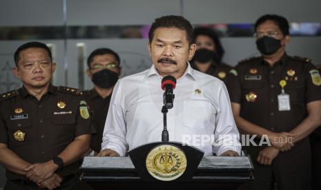 Jaksa Agung Sanitiar Burhanuddin menyampaikan keterangan pers di Gedung Kejaksaan Agung, Jakarta, Senin (27/6/2022). Dalam kesempatan tersebut Jaksa Agung menetapkan dua tersangka baru kasus korupsi pengadaan pesawat PT Garuda Indonesia, melakukan penyidikan perkara kasus dugaan korupsi penyalahgunaan impor garam industri di Kementerian Perdagangan tahun 2018, menyelidiki perkara dugaan korupsi penyerobotan lahan kawasan hutan PT Duta Palma Group serta melakukan kerjasama dengan membuat tim gabungan audit tata kelola industri kelapa sawit. 