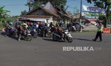 Petugas memutar balik pemudik yang menggunakan kendaraan roda dua di Pos Penyekatan Jembatan Timbang Ajibarang, Banyumas, Jateng, Ahad (9/5/2021). Terdapat delapan titik penyekatan di Kabupaten Banyumas yang dijaga oleh petugas gabungan TNI, Polri dan Dishub, serta sejumlah jalur “tikus” dan posko penjagaan di tiap-tiap Polsek di wilayah Kabupaten Banyumas. 