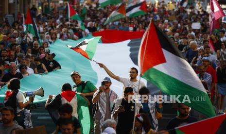 Demonstrators wave Palestinian flags during a pro-Palestine rally held in Barcelona, Catalonia, Spain, 07 July 2024. More than 38,000 Palestinians and over 1,400 Israelis have been killed, according to the Palestinian Health Ministry and the Israel Defense Forces (IDF), since Hamas militants launched an attack against Israel from the Gaza Strip on 07 October 2023, and the Israeli operations in Gaza and the West Bank which followed it. 