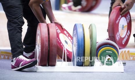 Petugas menyiapkan peralatan angkat besi pada kelas 76 kg PON Papua di Auditorium Universitas Cenderawasih, Kota Jayapura, Papua, beberapa waktu lalu.