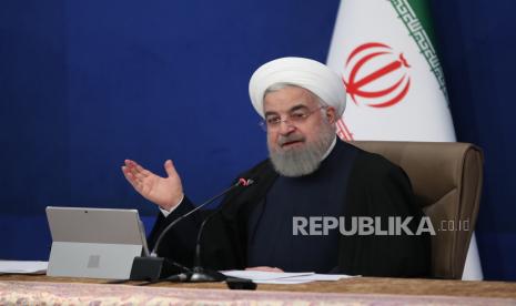  Foto selebaran yang disediakan oleh kantor kepresidenan Iran menunjukkan presiden Iran Hassan Rouhani berbicara selama pertemuan kabinet di Teheran, Iran, 27 Januari 2021. 