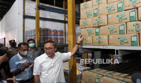 Menteri Perdagangan Zulkifli Hasan (kanan) mengamati minyak goreng kemasan saat berkunjung ke gudang produksi minyak goreng Incasi Raya di Padang, Sumatera Barat, Ahad (7/8/2022). Kunjungan tersebut untuk memastikan ketersedian stok minyak goreng cukup untuk didistribusikan. Zulhas menyebut terdapat dua jenis minyak goreng dengan merek kemasan premium dan minyak goreng curah. Minyak goreng curah dijual paling tinggi sesuai HET sebesar Rp14.000/liter. HET ini juga berlaku untuk minyak goreng kemasan rakyat dengan menggunakan merek MINYAKITA.