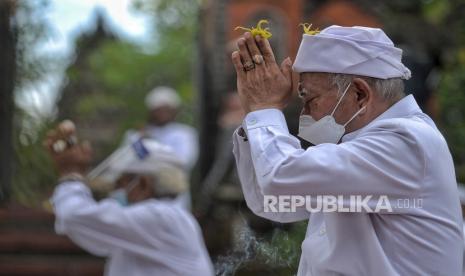 Esesnsi Nyepi dan Catur Bratha untuk mengendalikan hawa nafsu yang membangkitkan ketamakan, sisi kelam manusia. 