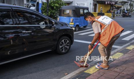 Satuan Polisi Pamong Praja (Satpol PP) DKI Jakarta melakukan patroli tertib masker di Pasar Senen, Jakarta Pusat, Selasa (12/1). Hasilnya, lebih dari 50 orang diberikan sanksi lantaran tidak memakai masker maupun penggunaan maskernya tak benar.