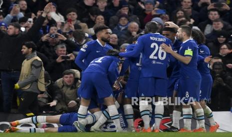 Para pemain Chelsea merayakan kemenangan di Liga Primer Inggris.