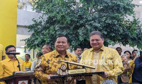 Ketua Umum Partai Golkar, Airlangga Hartarto menyerahkan cangkul emas kepada Ketua Umum Partai Gerindra, Prabowo Subianto di Kantor DPP Partai Golkar, Jakarta, Kamis (31/8/2023) malam. 