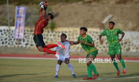 Penjaga gawang Sumatra Utara Muhammad Irfan (kiri) menangkap bola pada pertandíngan penyisihan Sepak Bola Putra PON Papua melawan tim Jawa Tengah di Stadion Mahacandra, Kota Jayapura, Papua, Selasa (28/9/2021). Tim sepak bola Sumatera Utara bermain imbang dengan tim sepak bola Jawa Tengah dengan skor 1-1. 