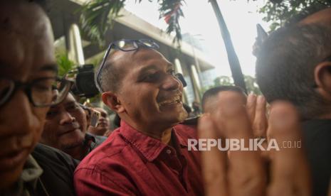 Wamenkumham yang saat ini juga berstatus sebagai tersangka Edward Omar Sharif Hiariej usai diperiksa sebagai saksi di Gedung Merah Putih KPK, Jakarta, Senin (4/12/2023). Eddy Hiariej dimintai keterangan sebagai saksi untuk tersangka lain dalam kasus dugaan penerimaan suap dan gratifikasi.