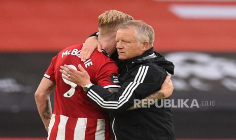 Pelatih Sheffield United Chris Wilder (kanan) memeluk pemainnya, Oliver McBurnie, seusai laga.  