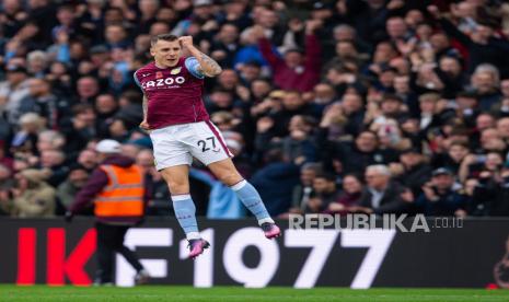 Lucas Digne dari Aston Villa 