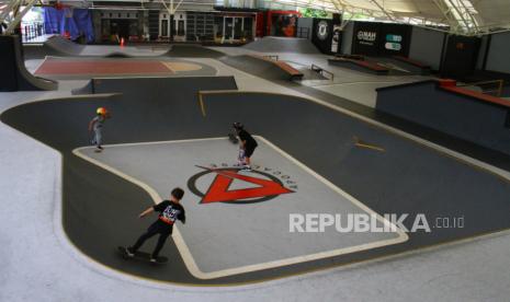 Sejumlah anak melakukan latihan ketangkasan di atas papan luncur atau skateboard di Arena Apocalypso Skate, Malang, Timur Timur, Senin (27/9/2021). Arena seluas 1000 meter persegi yang diklaim sebagai arena seluncuran (skate) dalam ruangan (indoor) terbesar di Indonesia tersebut dibangun dengan mengikuti standar internasional yakni memiliki mangkuk seluncur (skate bowl) dan kolam busa atau foampit. 