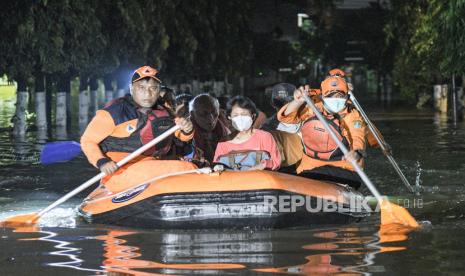 Sejumlah petugas BPBD menggunakan perahu melakukan evakuasi warga menggunakan perahu karet saat banjir di Jatibening, Bekasi, Jawa Barat, Selasa (5/4/2022). Menurut penuturan warga banjir dari pukul 15.00 WIB akibat drainase buruk dan ketinggian banjir dari 30 cm Sampai dengan 80 cm. ANTARA FOTO/ Fakhri Hermansyah/hp.