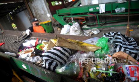 Hasil pilihan sampah plastik di TPST 3R Nitikan, Yogyakarta, Selasa (4/7/2023). Sejak Januari 2023 TPST 3R berusaha mengelola sampah residu plastik. Dan saat ini pengelolaan sampah ini sudah bisa menekan sampah hampir 75 ton sampah setiap hari. Sampah residu plastik yang dihasilkan ini sudah ada yang memanfaatkan untuk didaur ulang.