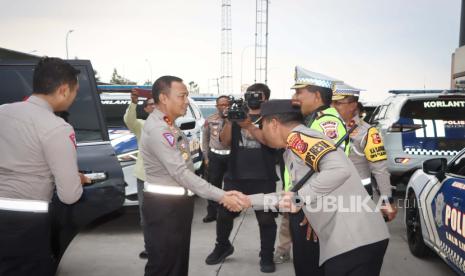 Kakorlantas Polri, Irjen Pol Aan Suhanan, melaksanakan pengecekan arus balik libur Natal di Pos Terpadu Operasi Lilin Lodaya 2023 Polresta Cirebon GT Palimanan Tol Cipali, Kabupaten Cirebon, Selasa (26/12/2023). 