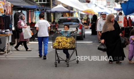 Anak Palestina mendorong gerobak di jalan saat mereka bekerja di kota Hebron, Tepi Barat. Perhimpunan Tahanan Palestina (PPS) hari ini menyampaikan bahwa Israel telah menahan lebih dari 750 anak-anak Palestina sejak awal tahun ini. Pengumuman ini disampaikannya dalam rangka menandai Hari Anak Sedunia yang jatuh pada Minggu 20 November besok.