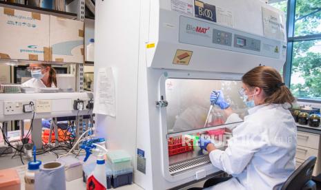 Pegawai lab memproses serum di laboratorium University of Oxford untuk memproduksi vaksin Covid-19 bersama AstraZeneca. Pengembang vaksin tersebut pada 23 November 2020 mengumumkan vaksinnya memiliki efektivitas 90 persen dan dapat disimpan di lemari pendingin biasa.