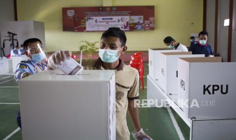 Warga binaan menggunakan hak pilihnya pada Pilkada Provinsi Kepulauan Riau di TPS Lapas Kelas II A Batam, Kepulauan Riau, Rabu (9/12/2020). 