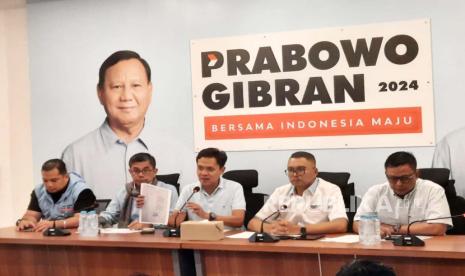 Wakil Ketua TKN Prabowo-Gibran, Habiburokhman (tengah) didampingi Komandan Tim Hukum TKN, Hinca Panjaitan menyampaikan keterangan pers untuk merespons putusan Bawaslu Jakpus yang menyatakan Gibran Rakabuming Raka melanggar ketentuan CFD, di Media Center TKN, Jakarta Selatan, Kamis (4/1/2024) malam. 