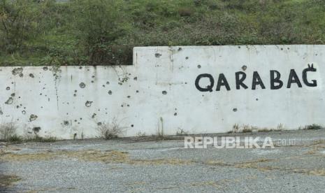 Pagar beton bekas peluru dan coretan terlihat di Khankendi, Azerbaijan pada Senin, 2 Oktober 2023 yang juga dikenal sebagai Stepanakert bagi orang Armenia.