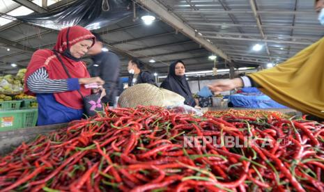 Pedagang melayani pembeli cabai merah di Pasar Pasir Gintung Bandar Lampung, Lampung, Kamis (16/6/2022). Berdasarkan hasil pemantauan sejumlah harga bahan pokok seperti bawang, cabai, dan telur mengalami kenaikan, sedangkan untuk ketersediaan dan pasokan bahan pokok relatif masih stabil dan mencukupi untuk kebutuhan di Bandar Lampung hingga Idul Adha 2022. 