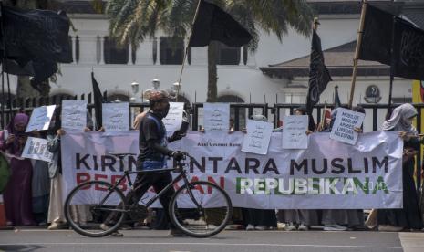 Massa dari Forum Pemuda dan Mahasiswa Islam melakukan Aksi Umat Islam Bela Palestina di depan Gedung Sate, Kota Bandung, Jawa Barat, Jumat (3/11/2023). Dalam aksi tersebut, mereka mengutuk serangan Israel ke Palestina serta mengajak masyarakat Indonesia dan masyarakat Muslim dunia untuk membantu serta mendukung Palestina.