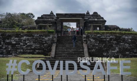 Wisatawan mengunjungi Kompleks Taman Wisata Candi Keraton Ratu Boko di Prambanan, Sleman, DI Yogyakarta, Jumat (3/7/2020). 