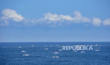 Gelombang tinggi di Pulau Jawa pada malam ini hingga besok bisa capai enam meter.