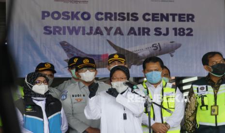 Menteri Sosia; Tri Rismaharini (tengah) memberian penjelasan kepda wartawan terkait musibah jatuhnya Sriwijaya Air SJ 182 di Posko Crisis Center Sriwijaya Air SJ 182 di Bandara Soekarno Hatta, Tangerang Banten, Senin (11/1). 