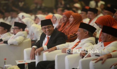 Bakal Calon Presiden (Bacapres) Anies Baswedan berbincang dengan Presiden PKS Ahmad Syaikhu dan Sekjen PKS Habib Aboe Bakar Al Habsyi dalam acara pembukaan rapat Kerja Nasional (Rakernas) PKS 2023 di Jakarta, Jumat (24/2/2023). Rakernas PKS 2023 tersebut mengangkat tema Menang Bersama Rakyat. Adapun agenda rakernas berisi persiapan menghadapi Pemilu 2024. 