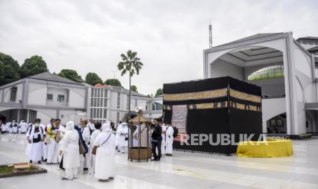 Sejumlah calon jamaah haji bersiap untuk melakukan manasik haji di halaman Masjid Pusdai, Kota Bandung, Jawa Barat, Kamis (26/5/2022).