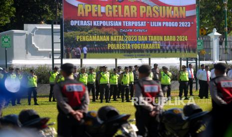 Pasukan gabungan mengikuti Apel Gelar Pasukan Operasi Lilin Progo 2023 di halaman Balai Kota Yogyakarta, Kamis (21/12/2023). Apel gelar pasukan ini dalam rangka pengamanan Natal 2023 dan Tahun Baru 2024. Operasi Lilin Progo 2023 ini akan dilakukan selama 12 hari mulai 22 Desember mendatang. Perkiraan Kemenhub RI  pada libur Nataru tahun ini pergerakan masyarakat akan meningkat 143,65 persen dibanding tahun lalu