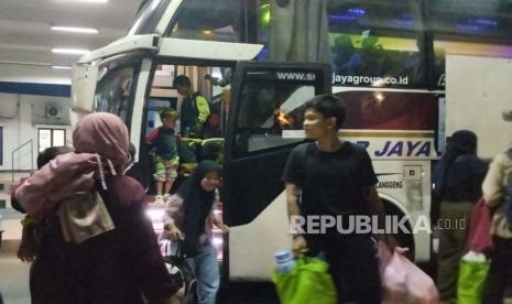 Suasana terminal Tirtonadi saat sejumlah pemudik gratis asal Jakarta datang, Senin (17/4/2023).